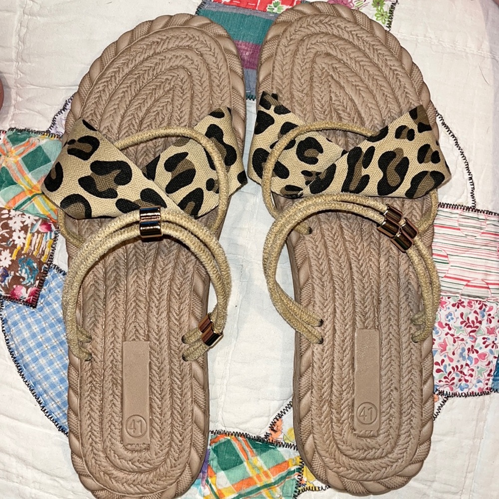 NWOT: Women’s sandals size 9